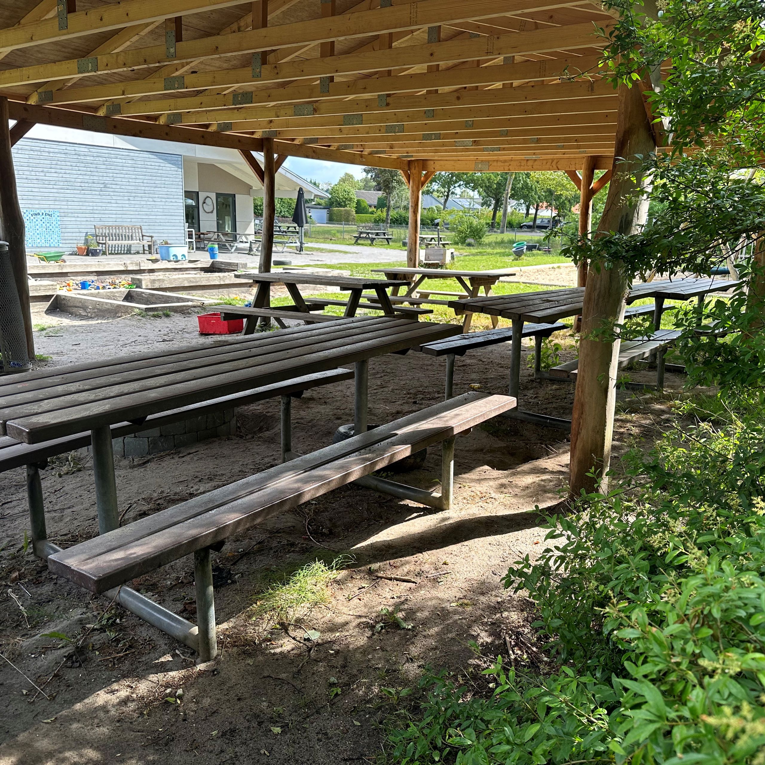 Siddepladser i udeområdet i Kristrup Børnehus