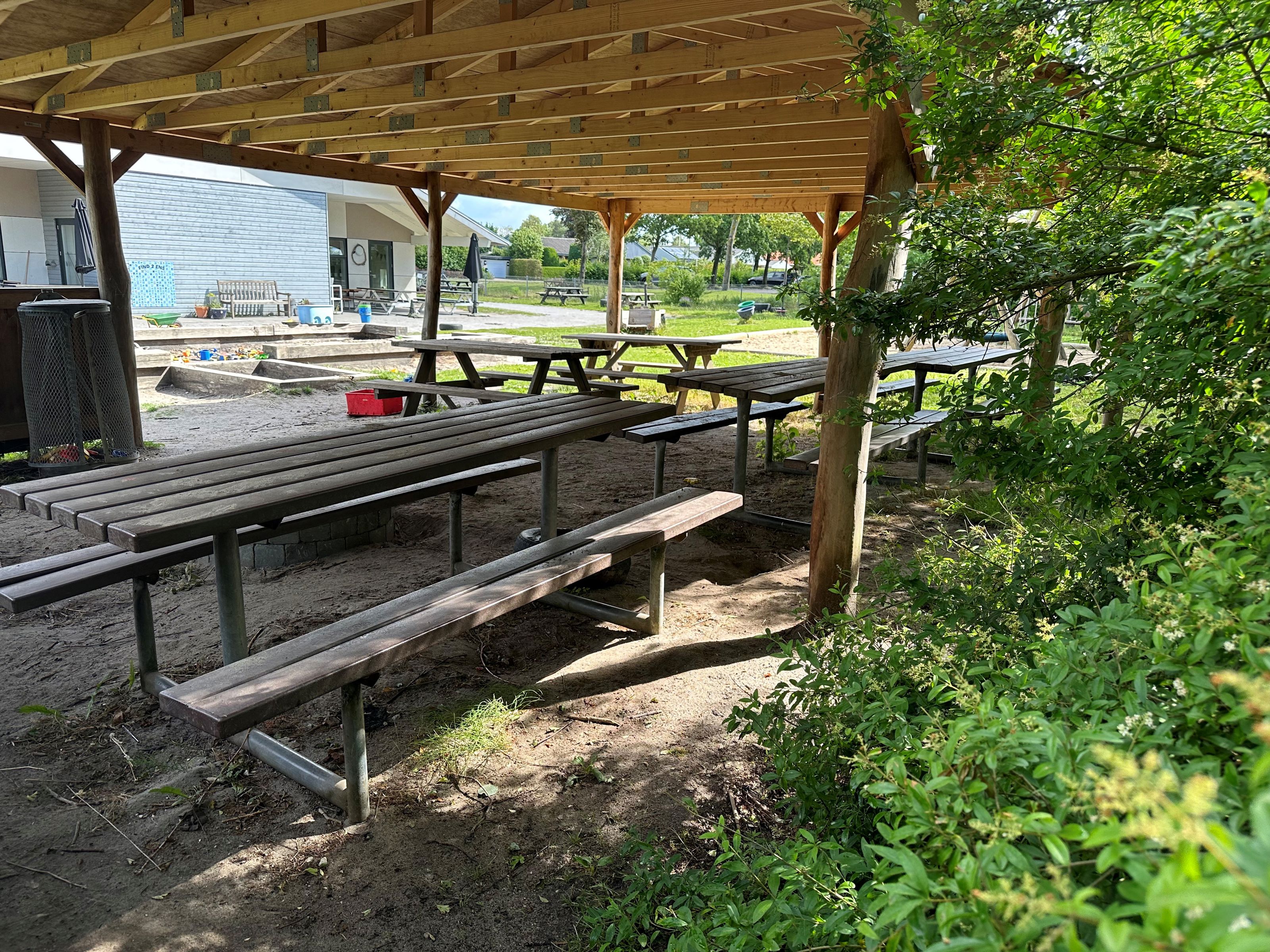 Siddepladser i udeområdet i Kristrup Børnehus